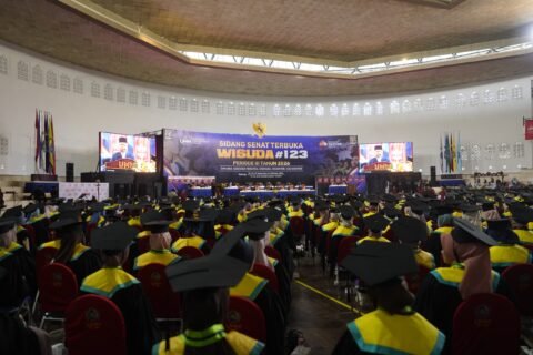 Ribuan wisudawan memadati Hall Dome UMM mengikuti prosesi Sidang Senat Terbuka Wisuda ke-123 Periode III Tahun 2026 Universitas Muhammadiyah Malang, Kamis (24/9/2026).