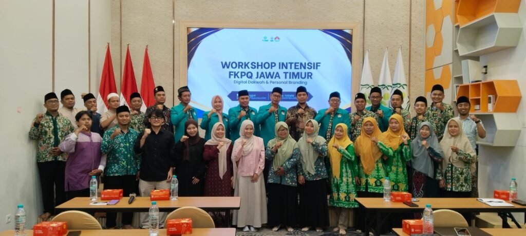 Jajaran pengurus FKPQ Jawa Timur dan para peserta berpose bersama dalam pembukaan Workshop Intensif Digital Dakwah & Personal Branding di Pesantren Digipreneur Al Yasmin, Surabaya, Sabtu (26/9/2026).