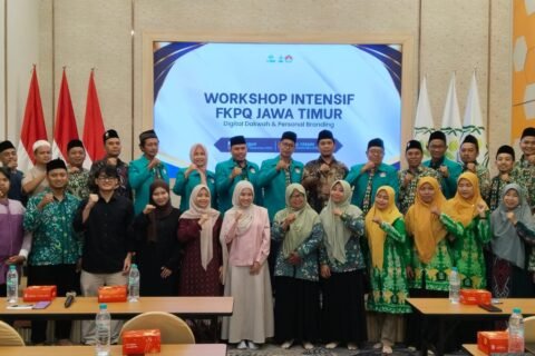 Jajaran pengurus FKPQ Jawa Timur dan para peserta berpose bersama dalam pembukaan Workshop Intensif Digital Dakwah & Personal Branding di Pesantren Digipreneur Al Yasmin, Surabaya, Sabtu (26/9/2026).