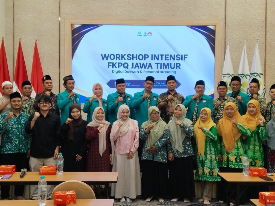 Jajaran pengurus FKPQ Jawa Timur dan para peserta berpose bersama dalam pembukaan Workshop Intensif Digital Dakwah & Personal Branding di Pesantren Digipreneur Al Yasmin, Surabaya, Sabtu (26/9/2026).