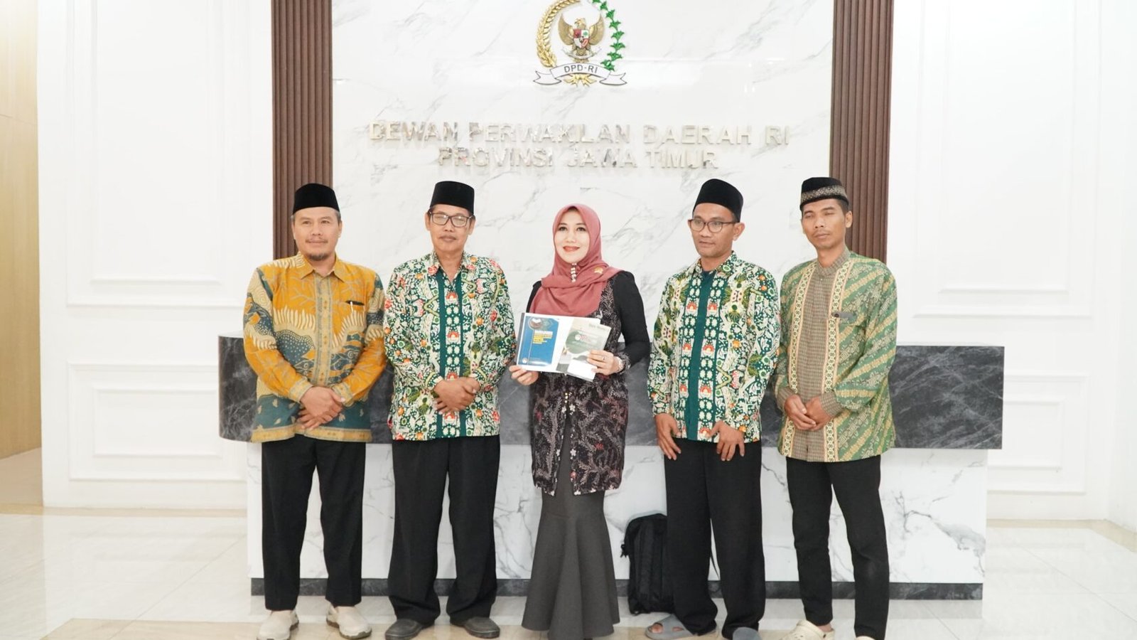 Anggota DPD RI Jawa Timur Lia Istifhama (tengah, berjilbab merah muda) berpose bersama jajaran Dewan Pengurus Wilayah Forum Komunikasi Pendidikan Al-Qur’an (DPW FKPQ) Jawa Timur di Kantor DPD RI Jatim, Surabaya, usai silaturahmi hangat untuk menyampaikan aspirasi dan menyerahkan manuskrip Tahsin-PMP