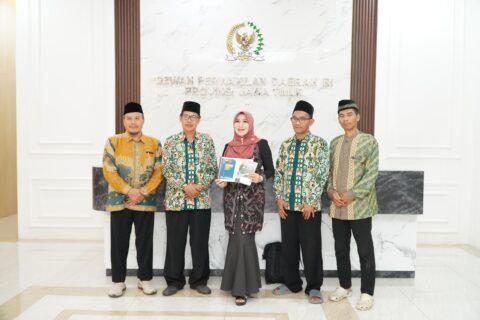 Anggota DPD RI Jawa Timur Lia Istifhama (tengah, berjilbab merah muda) berpose bersama jajaran Dewan Pengurus Wilayah Forum Komunikasi Pendidikan Al-Qur’an (DPW FKPQ) Jawa Timur di Kantor DPD RI Jatim, Surabaya, usai silaturahmi hangat untuk menyampaikan aspirasi dan menyerahkan manuskrip Tahsin-PMP