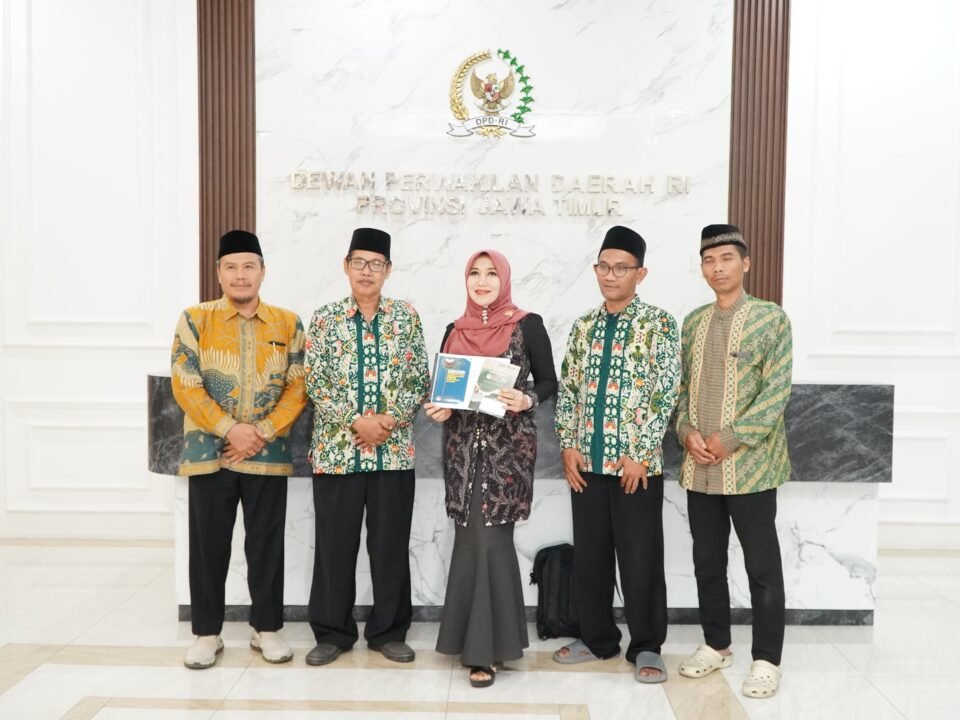 Anggota DPD RI Jawa Timur Lia Istifhama (tengah, berjilbab merah muda) berpose bersama jajaran Dewan Pengurus Wilayah Forum Komunikasi Pendidikan Al-Qur’an (DPW FKPQ) Jawa Timur di Kantor DPD RI Jatim, Surabaya, usai silaturahmi hangat untuk menyampaikan aspirasi dan menyerahkan manuskrip Tahsin-PMP