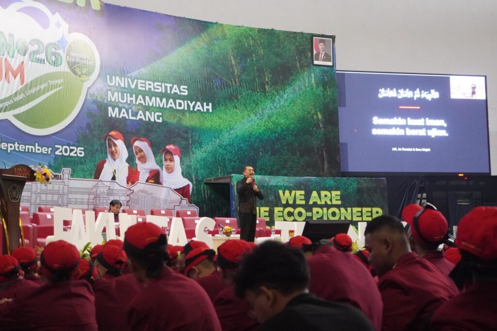 Ismail Fahmi, Ph.D., saat menyampaikan materi Stadium General di hadapan mahasiswa baru dalam acara Pesmaba Fakultas Teknik Gen 26 di Hall Dome UMM.