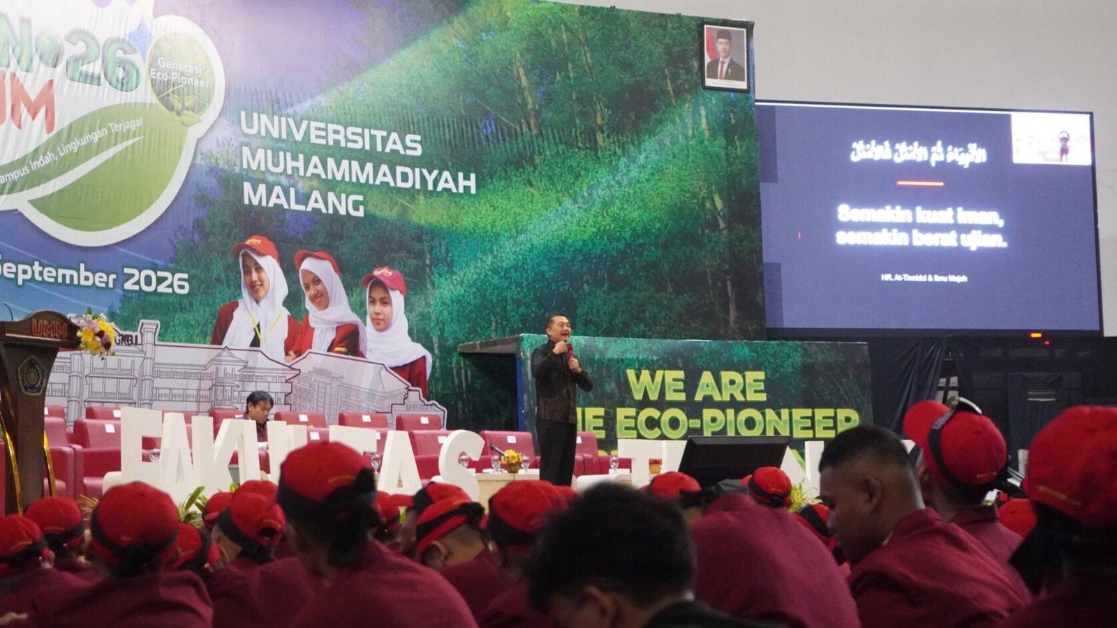 Ismail Fahmi, Ph.D., saat menyampaikan materi Stadium General di hadapan mahasiswa baru dalam acara Pesmaba Fakultas Teknik Gen 26 di Hall Dome UMM.