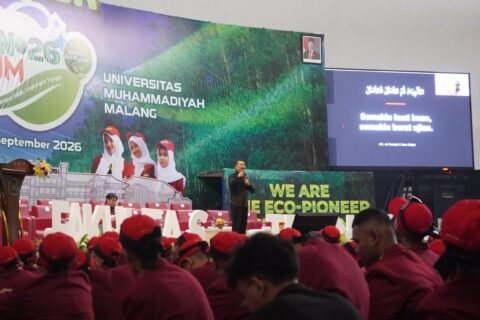 Ismail Fahmi, Ph.D., saat menyampaikan materi Stadium General di hadapan mahasiswa baru dalam acara Pesmaba Fakultas Teknik Gen 26 di Hall Dome UMM.