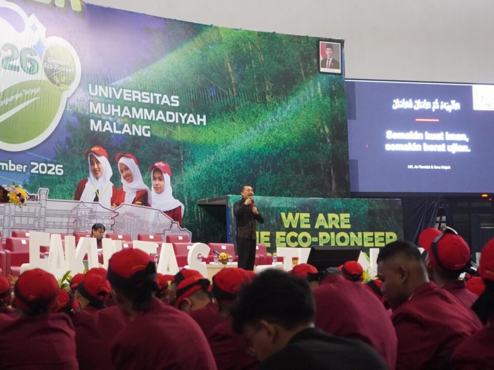 Ismail Fahmi, Ph.D., saat menyampaikan materi Stadium General di hadapan mahasiswa baru dalam acara Pesmaba Fakultas Teknik Gen 26 di Hall Dome UMM.