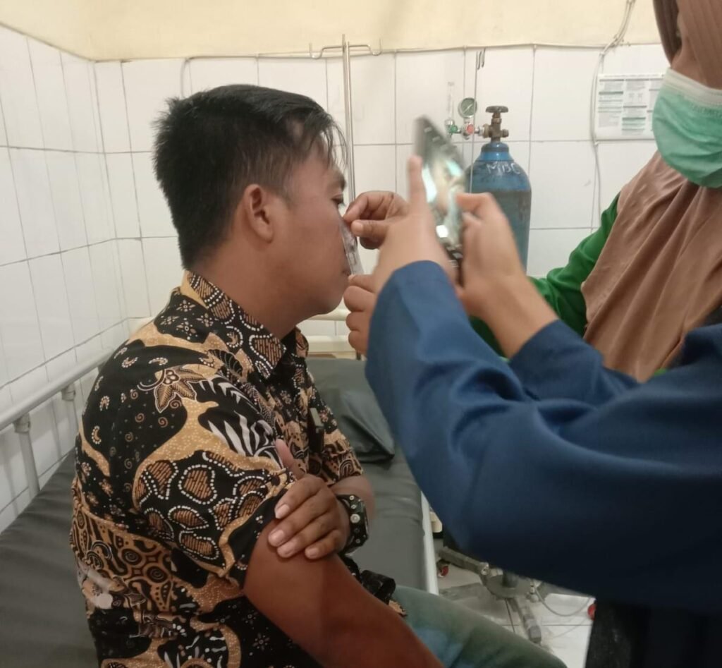 Kusnadi, warga Desa Balearjo, saat menjalani pemeriksaan medis dan visum usai mengaku menjadi korban dugaan penganiayaan oleh seorang guru ngaji setempat.