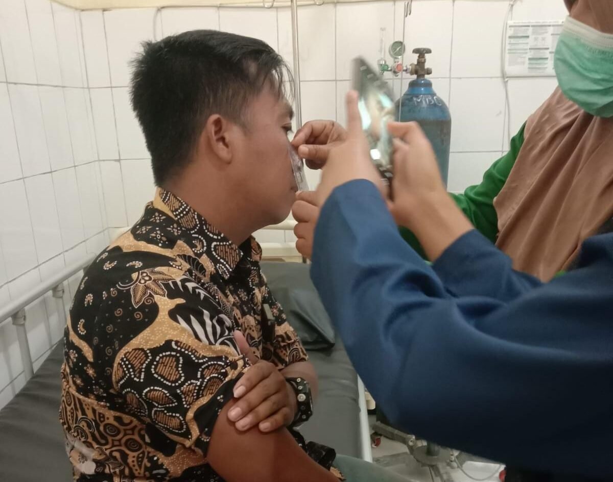 Kusnadi, warga Desa Balearjo, saat menjalani pemeriksaan medis dan visum usai mengaku menjadi korban dugaan penganiayaan oleh seorang guru ngaji setempat.