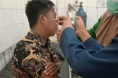 Kusnadi, warga Desa Balearjo, saat menjalani pemeriksaan medis dan visum usai mengaku menjadi korban dugaan penganiayaan oleh seorang guru ngaji setempat.
