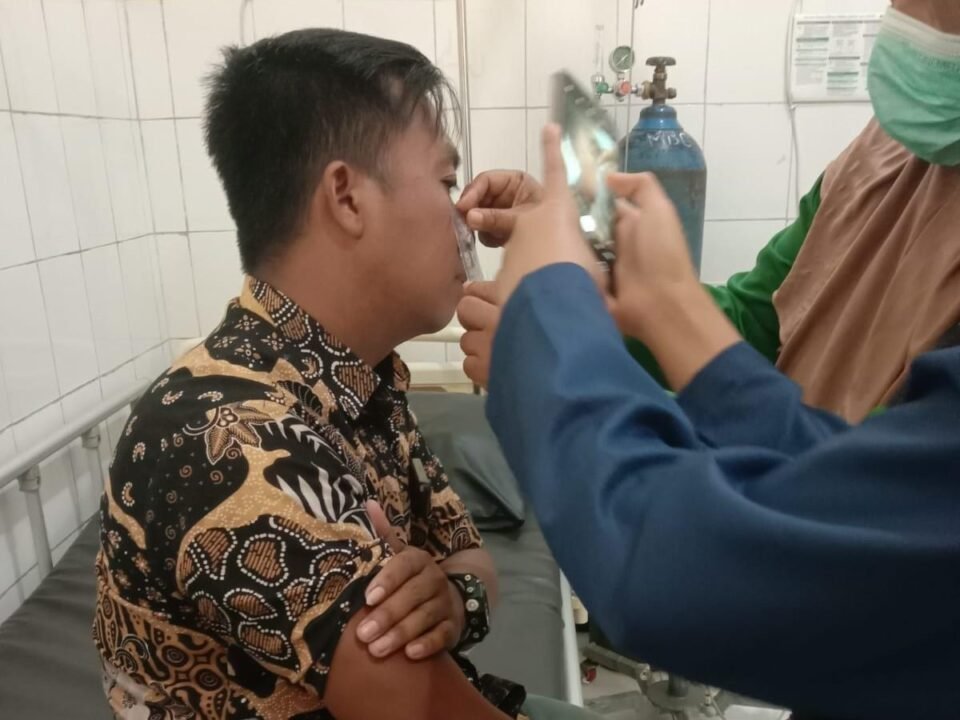 Kusnadi, warga Desa Balearjo, saat menjalani pemeriksaan medis dan visum usai mengaku menjadi korban dugaan penganiayaan oleh seorang guru ngaji setempat.