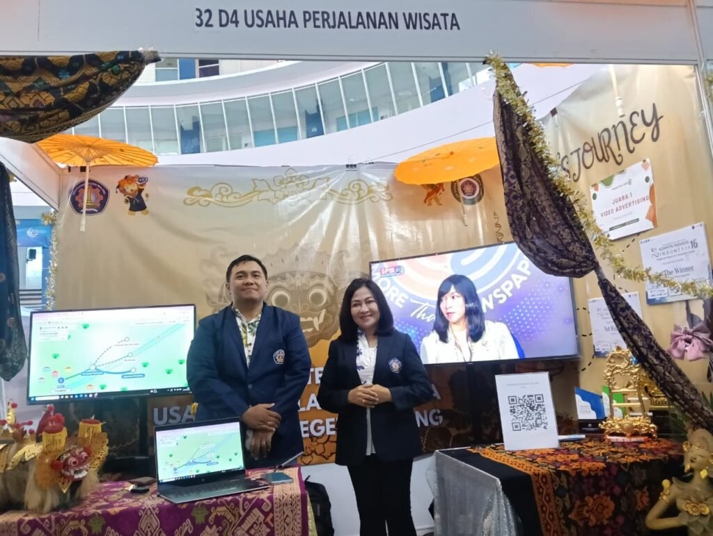Suasana stan pameran Program Studi Sarjana Terapan Usaha Perjalanan Wisata (UPW) Polinema di Graha Polinema yang menampilkan inovasi Game Jelajah Malang dengan memanfaatkan teknologi Google Maps API.
