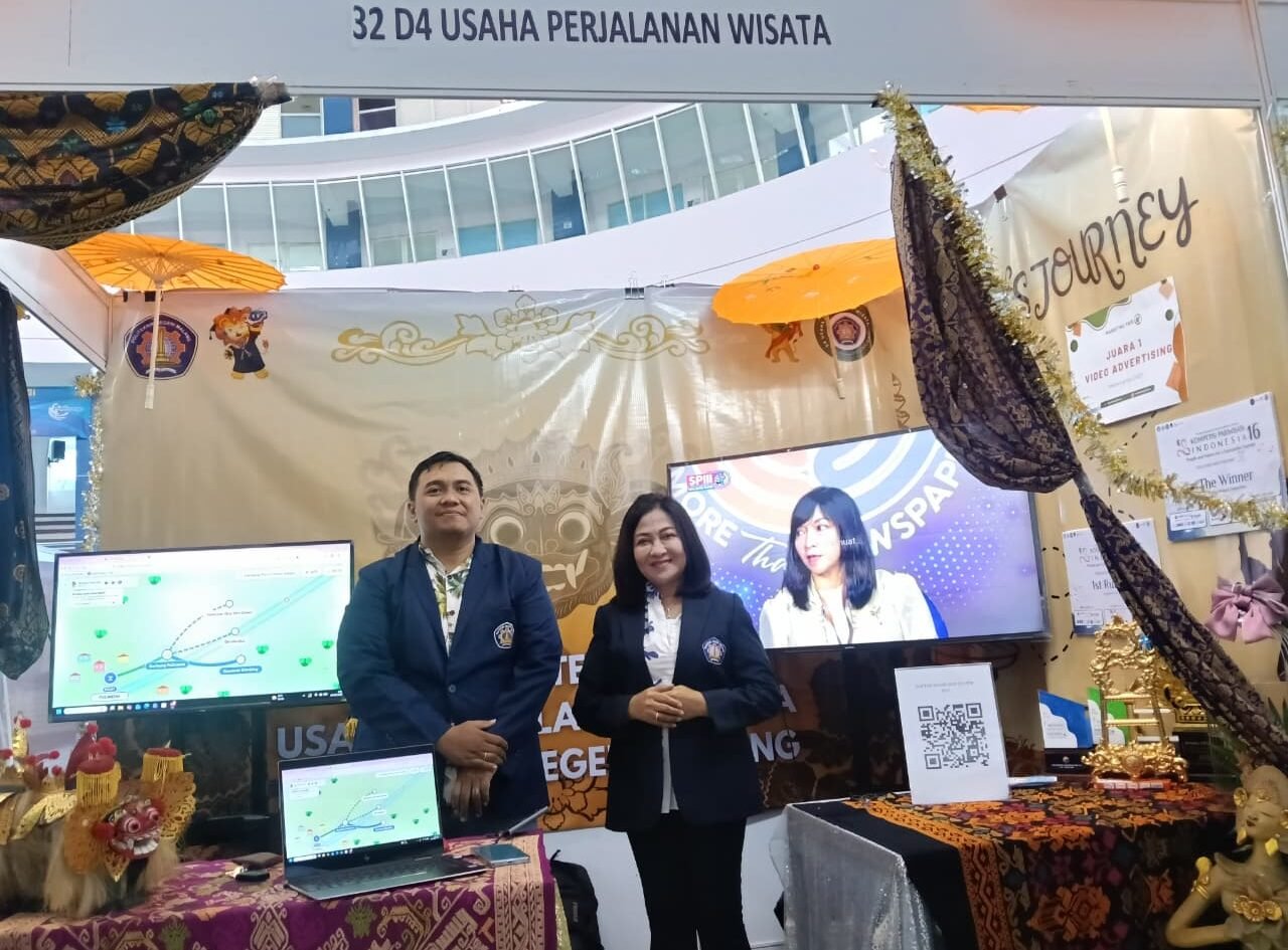 Suasana stan pameran Program Studi Sarjana Terapan Usaha Perjalanan Wisata (UPW) Polinema di Graha Polinema yang menampilkan inovasi Game Jelajah Malang dengan memanfaatkan teknologi Google Maps API.