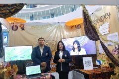 Suasana stan pameran Program Studi Sarjana Terapan Usaha Perjalanan Wisata (UPW) Polinema di Graha Polinema yang menampilkan inovasi Game Jelajah Malang dengan memanfaatkan teknologi Google Maps API.