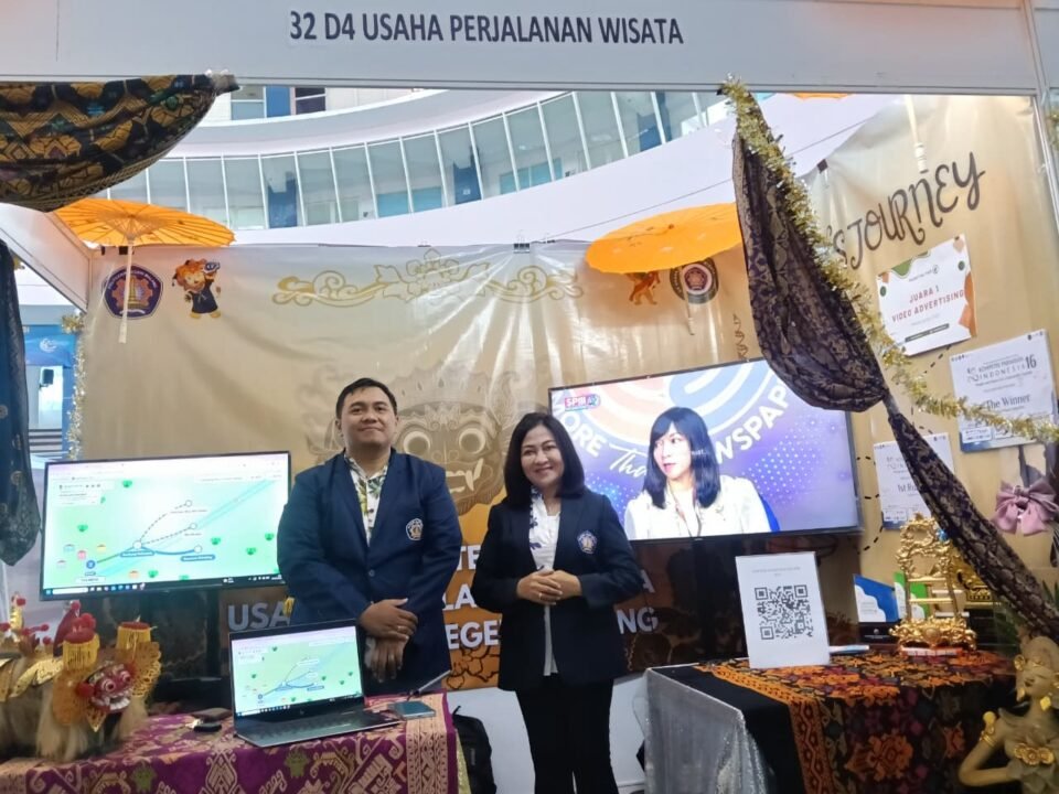 Suasana stan pameran Program Studi Sarjana Terapan Usaha Perjalanan Wisata (UPW) Polinema di Graha Polinema yang menampilkan inovasi Game Jelajah Malang dengan memanfaatkan teknologi Google Maps API.