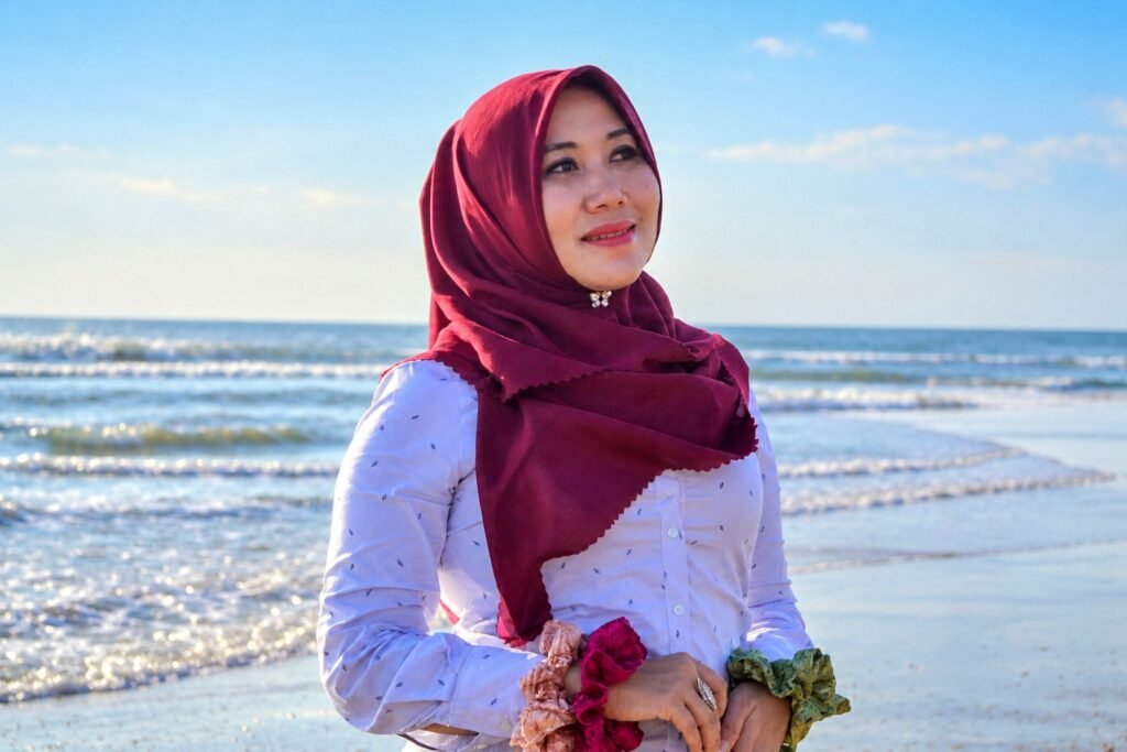 Senator asal Jawa Timur, Dr. Lia Istifhama (Ning Lia), memancarkan aura fresh dan elegan dalam balutan busana kasual bernuansa cerah yang nyaman dikenakan saat beraktivitas di luar ruangan.