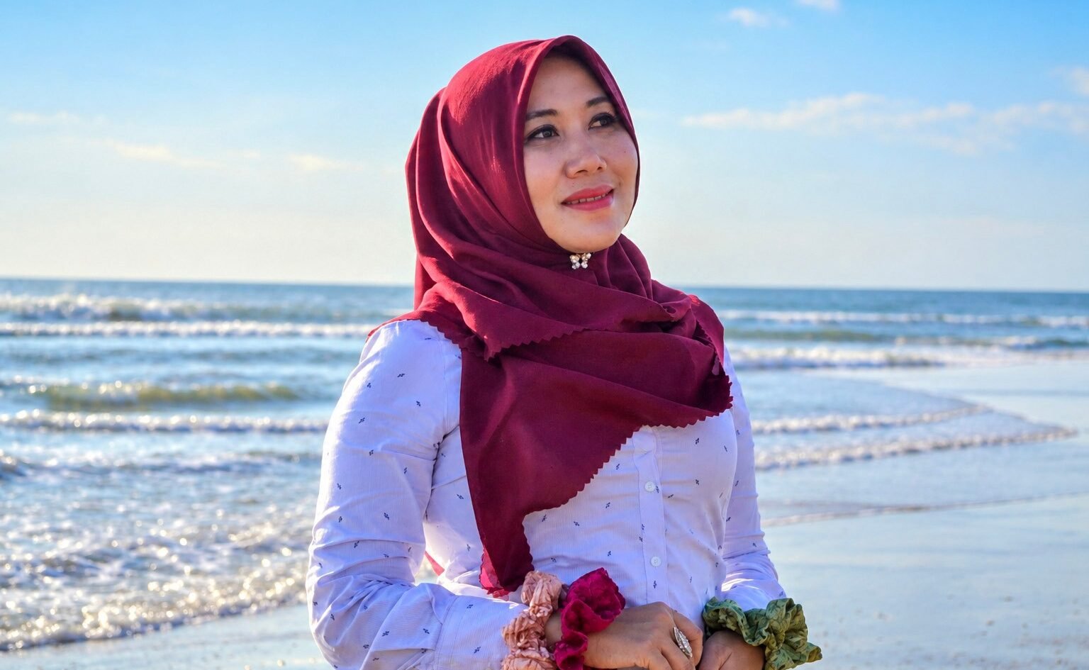 Senator asal Jawa Timur, Dr. Lia Istifhama (Ning Lia), memancarkan aura fresh dan elegan dalam balutan busana kasual bernuansa cerah yang nyaman dikenakan saat beraktivitas di luar ruangan.