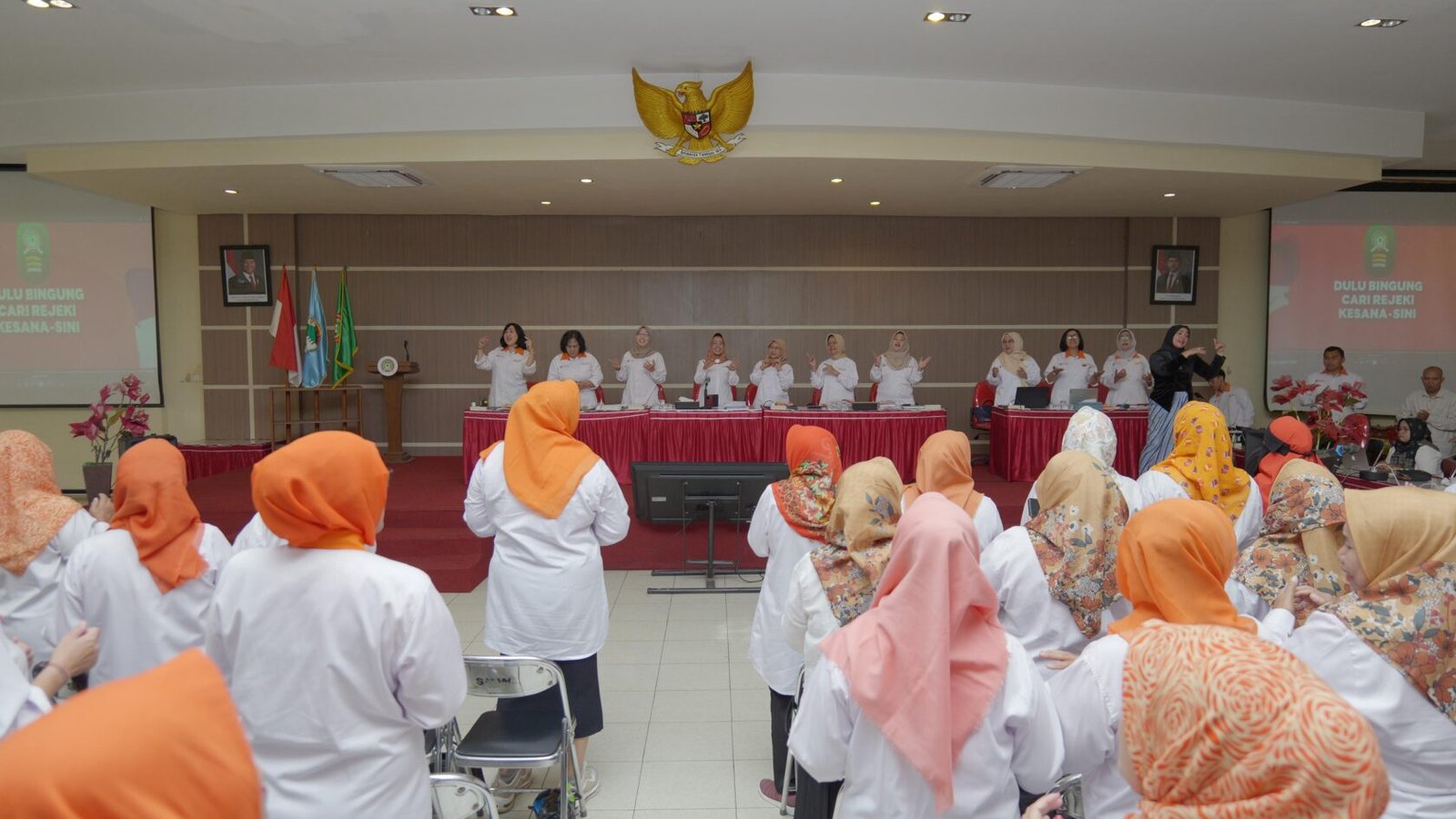 Suasana Rapat Pertemuan Kelompok Dua Puluh (K2D) Koperasi SBW Malang yang dihadiri ratusan pengurus dan PJ kelompok di Aula Lantai 3 Kantor Koperasi SBW, Kota Malang, Senin (7/9).