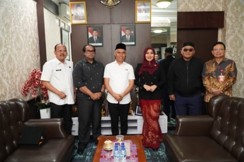 Anggota DPD RI Jawa Timur, Lia Istifhama, didampingi Kepala Kanwil BPN Jatim Muhammad Naim beserta jajaran pejabat BPN Jatim usai menggelar audiensi terkait penyelesaian sengketa mafia tanah dan legalitas perumahan di Kantor Wilayah BPN Jawa Timur, Jumat (11/9)