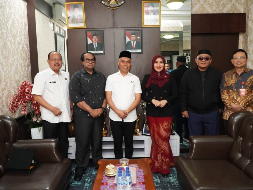 Anggota DPD RI Jawa Timur, Lia Istifhama, didampingi Kepala Kanwil BPN Jatim Muhammad Naim beserta jajaran pejabat BPN Jatim usai menggelar audiensi terkait penyelesaian sengketa mafia tanah dan legalitas perumahan di Kantor Wilayah BPN Jawa Timur, Jumat (11/9)