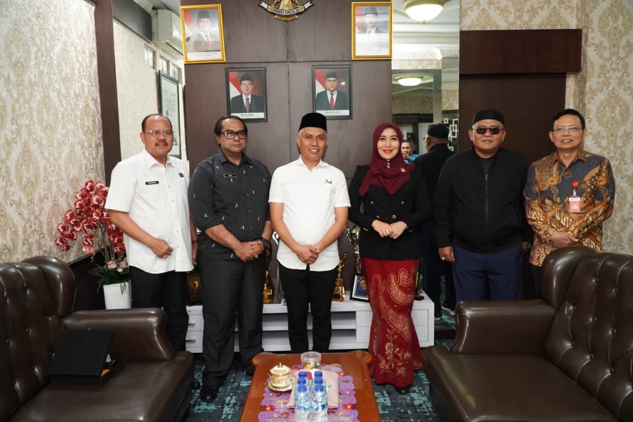 Anggota DPD RI Jawa Timur, Lia Istifhama, didampingi Kepala Kanwil BPN Jatim Muhammad Naim beserta jajaran pejabat BPN Jatim usai menggelar audiensi terkait penyelesaian sengketa mafia tanah dan legalitas perumahan di Kantor Wilayah BPN Jawa Timur, Jumat (11/9)