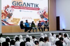 Tim Metaverse ITN Malang bersama para mahasiswa berprestasi saat berbagi pengalaman dan memperkenalkan karya mereka dalam sesi 'Abhyasa Student Talk' di hadapan ribuan mahasiswa baru Abhyasa 57 pada gelaran Gigantik 2026 di Aula Kampus 1 ITN Malang, Senin (01/09/2026).