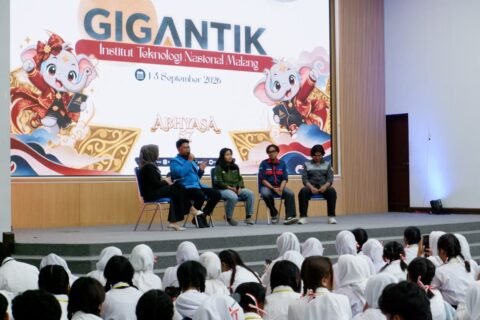 Tim Metaverse ITN Malang bersama para mahasiswa berprestasi saat berbagi pengalaman dan memperkenalkan karya mereka dalam sesi 'Abhyasa Student Talk' di hadapan ribuan mahasiswa baru Abhyasa 57 pada gelaran Gigantik 2026 di Aula Kampus 1 ITN Malang, Senin (01/09/2026).