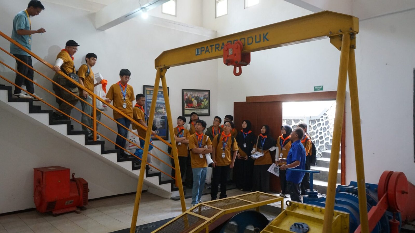 Peserta OSN Dikmen 2026 menyimak penjelasan teknis pengoperasian turbin Pembangkit Listrik Tenaga Mikro Hidro (PLTMH) UMM saat observasi lapangan dalam rangkaian kegiatan Bina Talenta Indonesia (BTI) Kolaboratif UMM-Puspresnas di Malang.