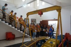 Peserta OSN Dikmen 2026 menyimak penjelasan teknis pengoperasian turbin Pembangkit Listrik Tenaga Mikro Hidro (PLTMH) UMM saat observasi lapangan dalam rangkaian kegiatan Bina Talenta Indonesia (BTI) Kolaboratif UMM-Puspresnas di Malang.