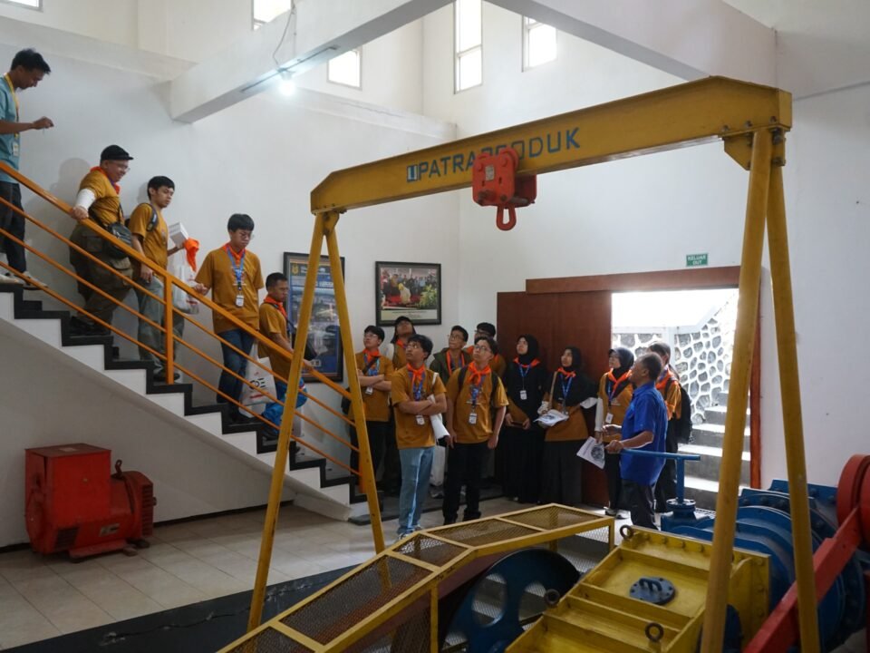 Peserta OSN Dikmen 2026 menyimak penjelasan teknis pengoperasian turbin Pembangkit Listrik Tenaga Mikro Hidro (PLTMH) UMM saat observasi lapangan dalam rangkaian kegiatan Bina Talenta Indonesia (BTI) Kolaboratif UMM-Puspresnas di Malang.