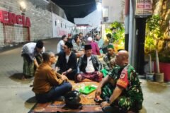 Babinsa Buring, Sertu Arief (kanan depan), tampak membaur dan berbincang gayeng bersama warga di atas gelaran karpet saat melaksanakan giat patroli dialogis malam di wilayah Kelurahan Buring, Kecamatan Kedungkandang, Kota Malang, Rabu malam (16/09/2026).