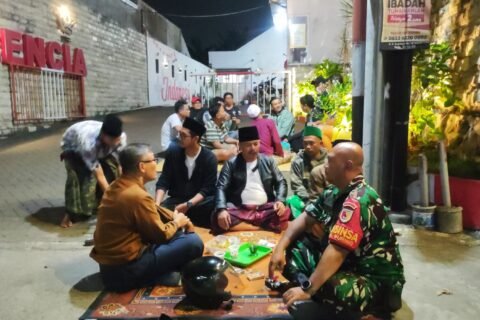 Babinsa Buring, Sertu Arief (kanan depan), tampak membaur dan berbincang gayeng bersama warga di atas gelaran karpet saat melaksanakan giat patroli dialogis malam di wilayah Kelurahan Buring, Kecamatan Kedungkandang, Kota Malang, Rabu malam (16/09/2026).