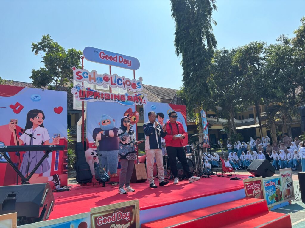 Kepala SMAN 1 Turen, Agus Harianto (tengah), tampil kompak berduet bersama guru di atas panggung memeriahkan gelaran Good Day Schoolicious Uprising Day di halaman SMAN 1 Turen, Malang