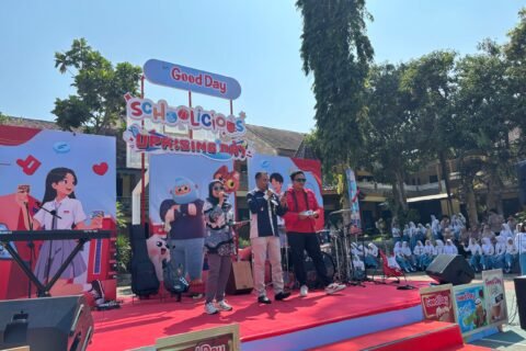 Kepala SMAN 1 Turen, Agus Harianto (tengah), tampil kompak berduet bersama guru di atas panggung memeriahkan gelaran Good Day Schoolicious Uprising Day di halaman SMAN 1 Turen, Malang