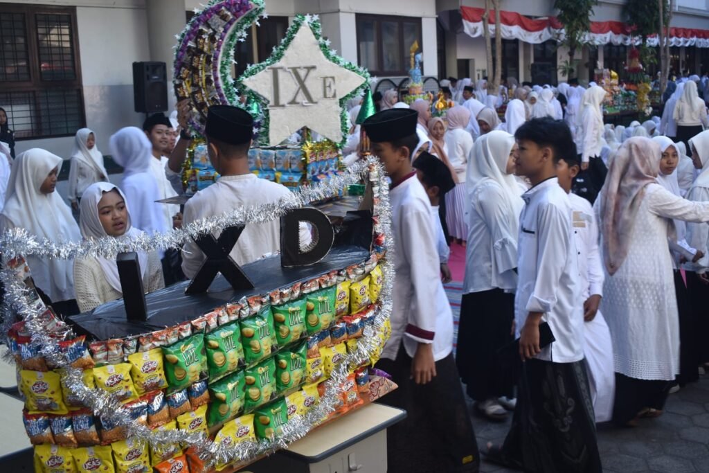 Kreasi unik gunungan snack berbentuk kapal hasil tangan kreatif siswa MTs Almaarif 01 Singosari yang turut memeriahkan dan menjadi daya tarik dalam perayaan Maulid Nabi.