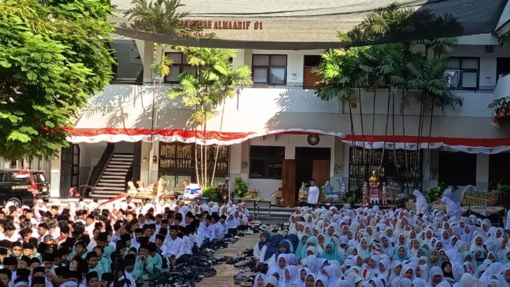 Suasana khidmat sekitar 1.500 pelajar dari MI Almaarif 02 dan MTs Almaarif 01 Singosari yang memadati halaman madrasah untuk memperingati kelahiran Nabi Muhammad SAW.