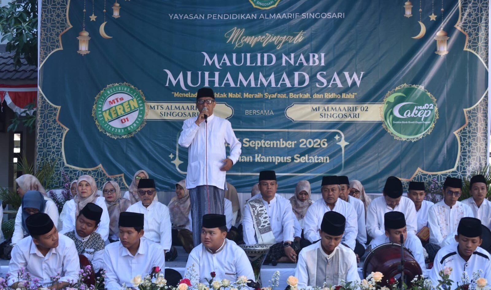 Ust. Ahmad Saikhu, S.Pd.I, saat menyampaikan tausiah di atas panggung, mengajak para siswa untuk menjadikan akhlak Rasulullah SAW sebagai teladan dalam kehidupan sehari-hari.