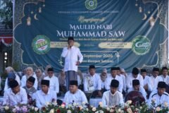 Ust. Ahmad Saikhu, S.Pd.I, saat menyampaikan tausiah di atas panggung, mengajak para siswa untuk menjadikan akhlak Rasulullah SAW sebagai teladan dalam kehidupan sehari-hari.