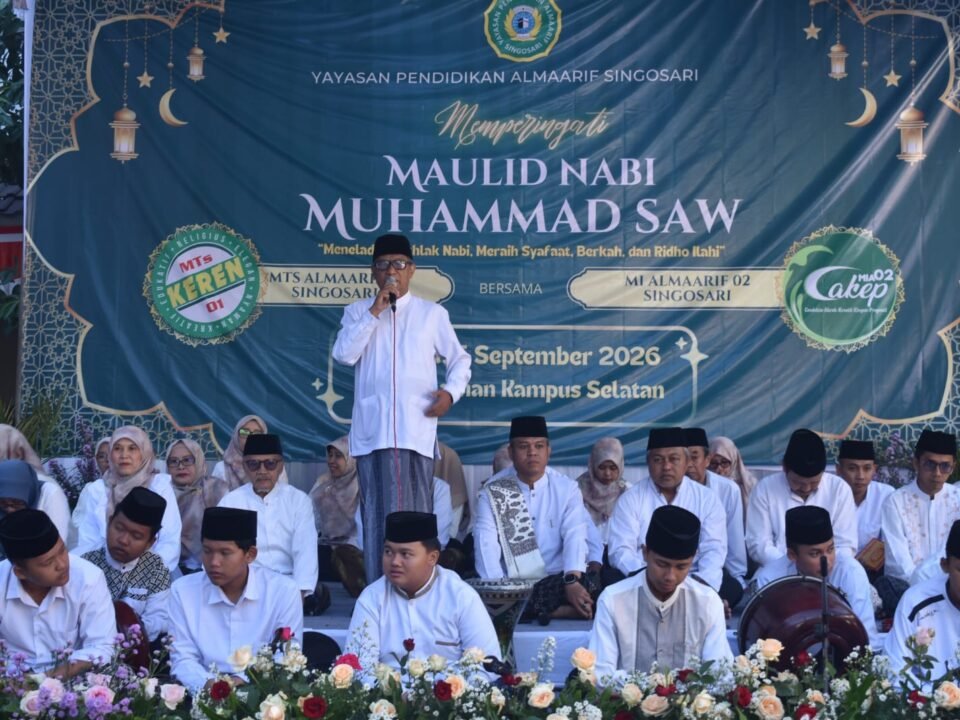 Ust. Ahmad Saikhu, S.Pd.I, saat menyampaikan tausiah di atas panggung, mengajak para siswa untuk menjadikan akhlak Rasulullah SAW sebagai teladan dalam kehidupan sehari-hari.