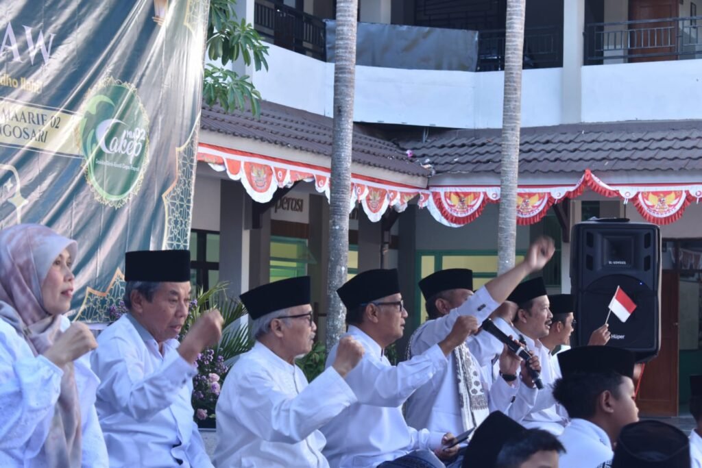 Antusiasme dan semangat jajaran dewan guru saat mengikuti rangkaian acara dan turut menggemakan lantunan selawat di halaman madrasah.