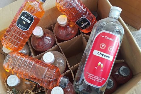 Sejumlah botol Minuman Mengandung Etil Alkohol (MMEA) tanpa pita cukai resmi berhasil disita tim gabungan Bea Cukai Malang dan Pemkot Batu di kawasan Giripurno, Bumiaji, Kota Batu.