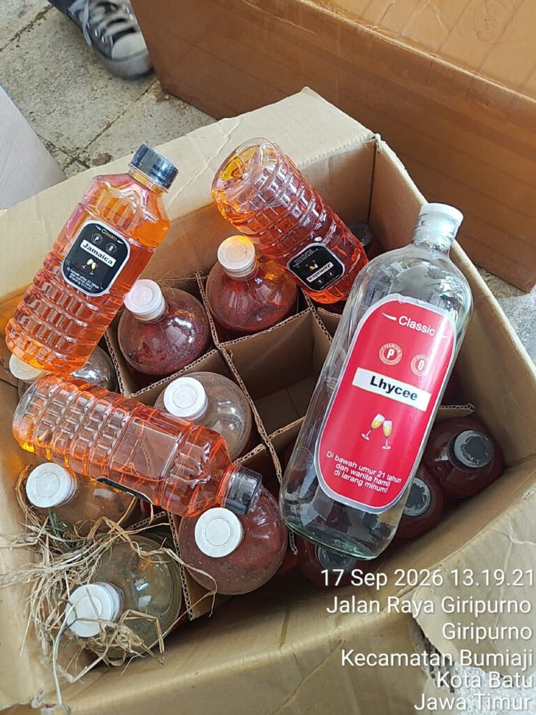 Sejumlah botol Minuman Mengandung Etil Alkohol (MMEA) tanpa pita cukai resmi berhasil disita tim gabungan Bea Cukai Malang dan Pemkot Batu di kawasan Giripurno, Bumiaji, Kota Batu.