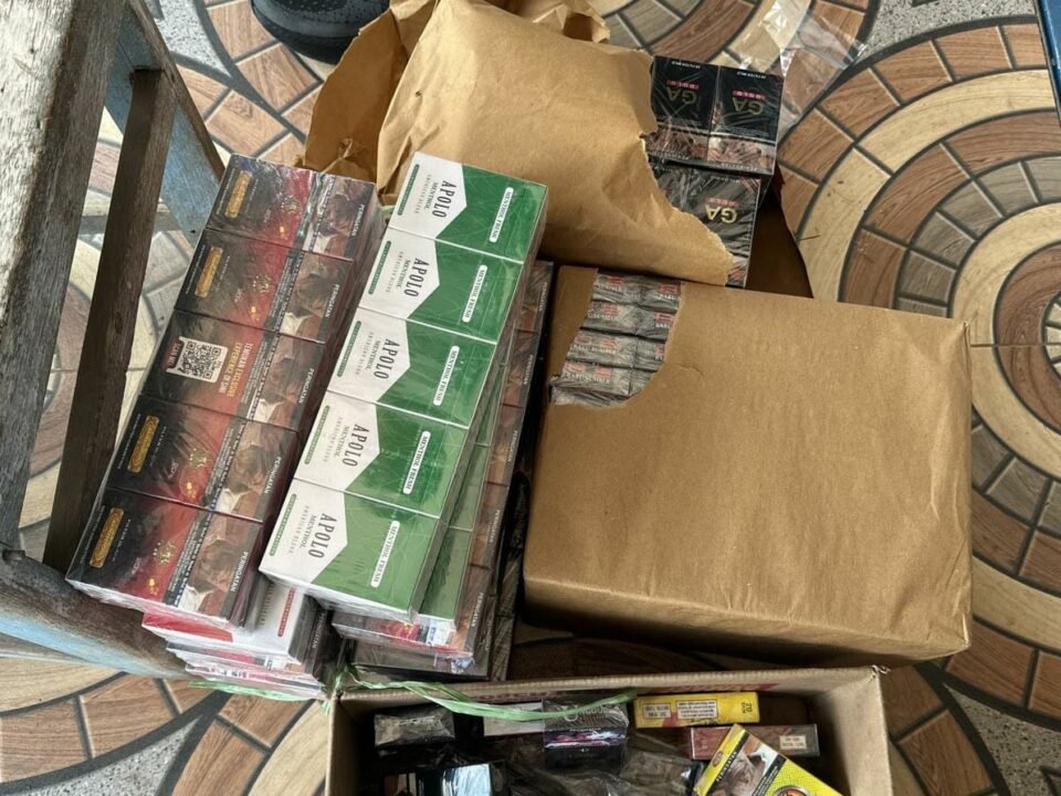 Tumpukan ratusan bungkus rokok polos berbagai merek yang disita dari beberapa toko di Kecamatan Kalipare dan Donomulyo oleh tim gabungan Bea Cukai Malang dan Pemkab Malang. (