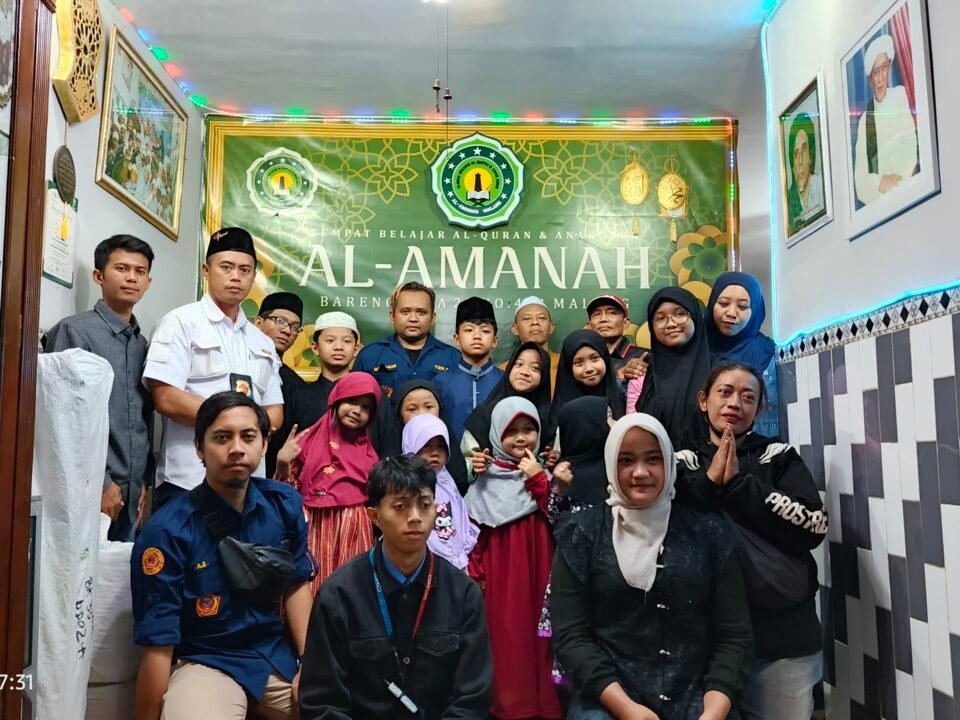 Potret kehangatan dan kebersamaan relawan Divisi Sosial TEKAB Kabupaten Malang bersama para pengurus serta anak-anak asuh Yayasan Al Amanah usai penyerahan bantuan, Minggu (30/8/2026).