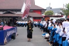 Suasana khidmat dan meriah saat prosesi defile bendera di tengah barisan mahasiswa baru dalam pembukaan PKKMB Gigantik 2026 yang digelar secara outdoor di halaman Rektorat ITN Malang, Selasa (1/9/2026).