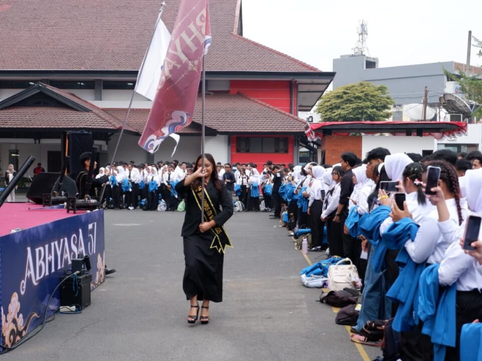 Suasana khidmat dan meriah saat prosesi defile bendera di tengah barisan mahasiswa baru dalam pembukaan PKKMB Gigantik 2026 yang digelar secara outdoor di halaman Rektorat ITN Malang, Selasa (1/9/2026).