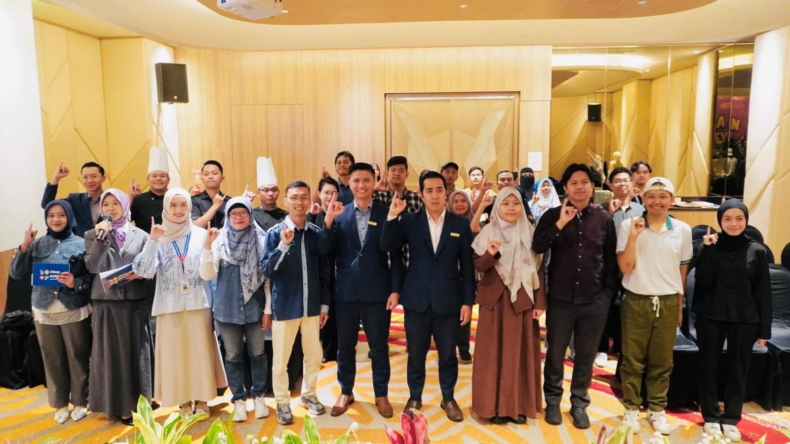 Manajemen Grand Mercure Malang Mirama berfoto bersama perwakilan Yayasan Omah Gembira serta para peserta usai sesi talkshow "Indahnya Bincang Isyarat" dan kelas bahasa isyarat gratis di Grand Mercure Malang Mirama, Sabtu (19/9/2026).