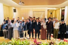 Manajemen Grand Mercure Malang Mirama berfoto bersama perwakilan Yayasan Omah Gembira serta para peserta usai sesi talkshow "Indahnya Bincang Isyarat" dan kelas bahasa isyarat gratis di Grand Mercure Malang Mirama, Sabtu (19/9/2026).