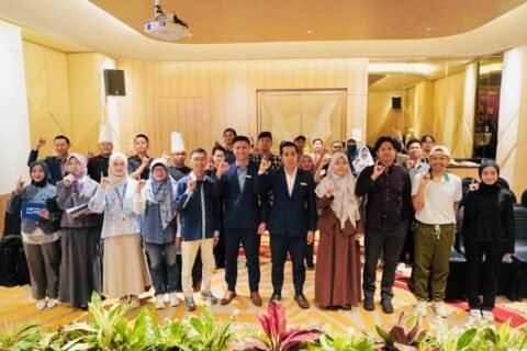 Manajemen Grand Mercure Malang Mirama berfoto bersama perwakilan Yayasan Omah Gembira serta para peserta usai sesi talkshow "Indahnya Bincang Isyarat" dan kelas bahasa isyarat gratis di Grand Mercure Malang Mirama, Sabtu (19/9/2026).