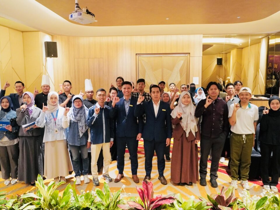 Manajemen Grand Mercure Malang Mirama berfoto bersama perwakilan Yayasan Omah Gembira serta para peserta usai sesi talkshow "Indahnya Bincang Isyarat" dan kelas bahasa isyarat gratis di Grand Mercure Malang Mirama, Sabtu (19/9/2026).